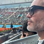 Tania Llasera Instagram - Reportaje dela revista de mi mente: ¡Adiós! Donde mi mejor amigo y yo disfrutamos del mejor tennis, comemos jamón @jamonjoselito, vivimos la experiencia VIP, aha!! mi nuevo coche naranja porque es mi color fav. 🧡 y por cierto, no sé porque saco más lengua de la habitual. Dando que hablar a los paparazzi en la segunda foto y no 🤣#noesmiMARIDO pero le quiero mucho. Gracias por un día genial a todos los afectados. 💙♥️💙🧡💙 #alcarazforever #mutuamadridopen2024 y la gorra de @malasmadres para apoyar la mejora en conciliación en este país nuestro.
