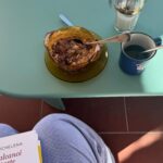 Tania Llasera Instagram – Receta de mi desayuno de #porridge con avena, canela, leche entera, plátano, microondas 3 min a 600W ~ luego Nutella, avellanas, semillas de lino molidas con pistachos y a la boca!!! (En ese orden) #Mipodcastsoyyo #espontania #desayuno #breakfast