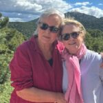 Tania Llasera Instagram - No puedo describir con palabras este fin de semana. Cumple de ambos padres, hermanas desde Inglaterra en coche con perros, vuelos desde Londres y muchos hermanos por todas partes. Tuve que comprar tenedores y manteles pero el resto todo de casa. 30 fuimos. Feliz es poco. #familia junta que es lo importante. Muy feliz. Mucho. Y poder compartir mi #camptania con los míos… Poco más que decir. Una siesta de 4 horas al día siguiente eso sí!