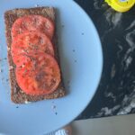 Tania Llasera Instagram – Esta soy yo intentando #crearcontendido mientras como y vivo. Real. #midesayunodehoy que estoy masticando right here right now. #vivirycrear @marmite #breakie #MadeInSpain