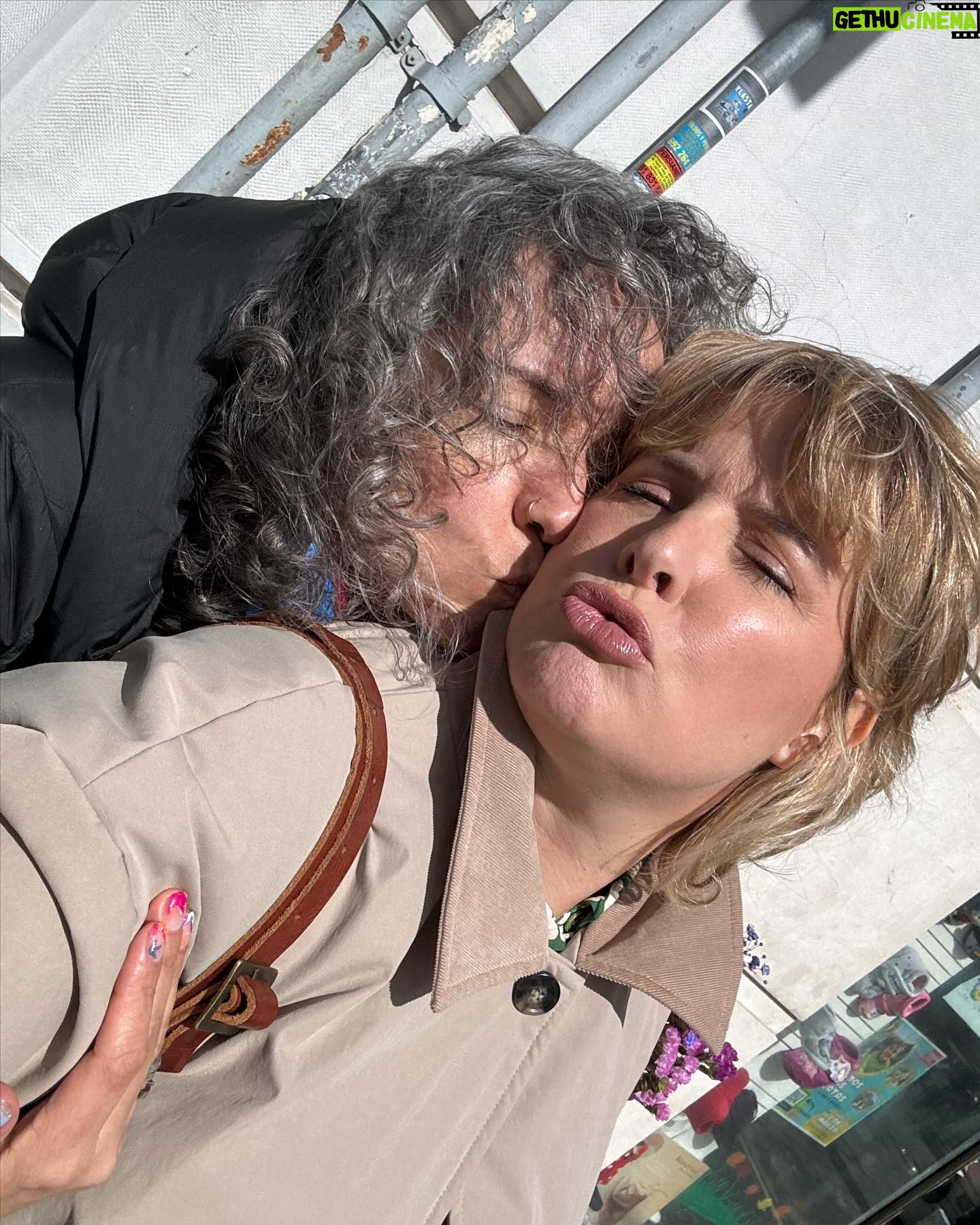 Tania Llasera Instagram - Escuché una charla sobre los países donde hay más conciliacion, y que donde las mujeres y los hombres son más iguales en tareas y derechos…todo es mejor. Hasta hay más sexo aviso. Por más mujeres relajadas en mi metro cuadrado. Xx t