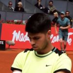 Tania Llasera Instagram - Reportaje dela revista de mi mente: ¡Adiós! Donde mi mejor amigo y yo disfrutamos del mejor tennis, comemos jamón @jamonjoselito, vivimos la experiencia VIP, aha!! mi nuevo coche naranja porque es mi color fav. 🧡 y por cierto, no sé porque saco más lengua de la habitual. Dando que hablar a los paparazzi en la segunda foto y no 🤣#noesmiMARIDO pero le quiero mucho. Gracias por un día genial a todos los afectados. 💙♥️💙🧡💙 #alcarazforever #mutuamadridopen2024 y la gorra de @malasmadres para apoyar la mejora en conciliación en este país nuestro.