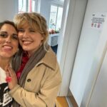 Tania Llasera Instagram – Ayer me dieron el mayor cumplido que jamás me han dado y me han dado muchos. Eres una mujer con la rara habilidad de saber ensalzar a otras mujeres. Wow. Impresionada y contenta de que alguien lo sienta así. 

Mis amigas son mis casa, cuando me pierdo me encuentro en ellas. La vuelta de semana santa ha estado marcada por la necesidad de nutrir mis relaciones afectivas y estoy llena de gratitud por la variedad de amigas que tengo, incluso por aquí sois también AmIGas. 

En estas fotos solo hay algunas de mis personas favoritas. Faltan tb algunas que no veo hace rato y me llenan incluso viéndolas poco. Os quiero friends. Gracias amigas. #amigasquesontesoros y se me ha colado mi padre tb jajaja te quiero aita. Xx 💋 #nutrir #gratitud #tribuchachi