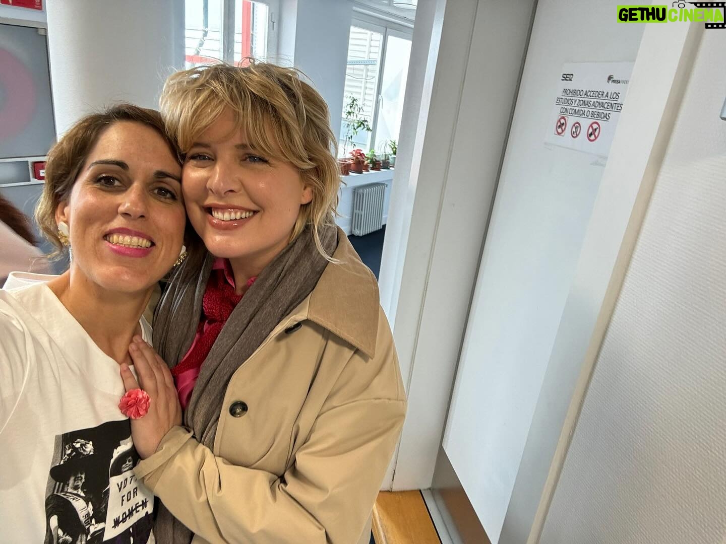 Tania Llasera Instagram - Ayer me dieron el mayor cumplido que jamás me han dado y me han dado muchos. Eres una mujer con la rara habilidad de saber ensalzar a otras mujeres. Wow. Impresionada y contenta de que alguien lo sienta así. Mis amigas son mis casa, cuando me pierdo me encuentro en ellas. La vuelta de semana santa ha estado marcada por la necesidad de nutrir mis relaciones afectivas y estoy llena de gratitud por la variedad de amigas que tengo, incluso por aquí sois también AmIGas. En estas fotos solo hay algunas de mis personas favoritas. Faltan tb algunas que no veo hace rato y me llenan incluso viéndolas poco. Os quiero friends. Gracias amigas. #amigasquesontesoros y se me ha colado mi padre tb jajaja te quiero aita. Xx 💋 #nutrir #gratitud #tribuchachi