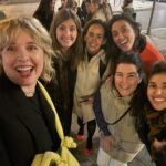 Tania Llasera Instagram – Ayer me dieron el mayor cumplido que jamás me han dado y me han dado muchos. Eres una mujer con la rara habilidad de saber ensalzar a otras mujeres. Wow. Impresionada y contenta de que alguien lo sienta así. 

Mis amigas son mis casa, cuando me pierdo me encuentro en ellas. La vuelta de semana santa ha estado marcada por la necesidad de nutrir mis relaciones afectivas y estoy llena de gratitud por la variedad de amigas que tengo, incluso por aquí sois también AmIGas. 

En estas fotos solo hay algunas de mis personas favoritas. Faltan tb algunas que no veo hace rato y me llenan incluso viéndolas poco. Os quiero friends. Gracias amigas. #amigasquesontesoros y se me ha colado mi padre tb jajaja te quiero aita. Xx 💋 #nutrir #gratitud #tribuchachi