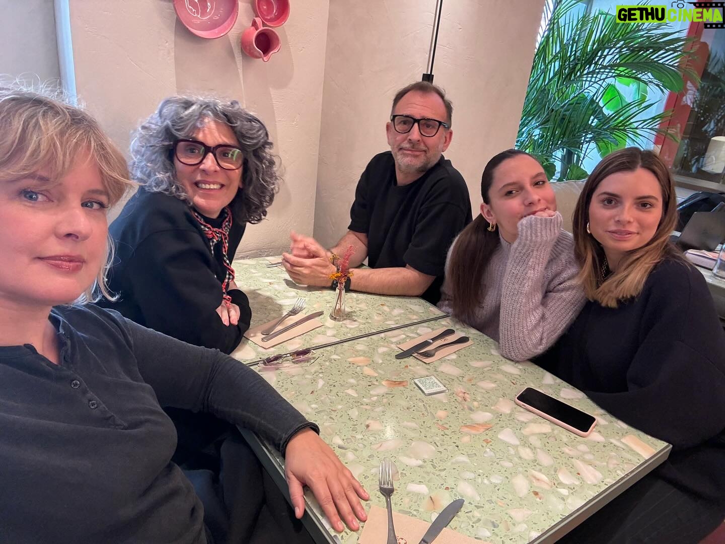 Tania Llasera Instagram - Ayer me dieron el mayor cumplido que jamás me han dado y me han dado muchos. Eres una mujer con la rara habilidad de saber ensalzar a otras mujeres. Wow. Impresionada y contenta de que alguien lo sienta así. Mis amigas son mis casa, cuando me pierdo me encuentro en ellas. La vuelta de semana santa ha estado marcada por la necesidad de nutrir mis relaciones afectivas y estoy llena de gratitud por la variedad de amigas que tengo, incluso por aquí sois también AmIGas. En estas fotos solo hay algunas de mis personas favoritas. Faltan tb algunas que no veo hace rato y me llenan incluso viéndolas poco. Os quiero friends. Gracias amigas. #amigasquesontesoros y se me ha colado mi padre tb jajaja te quiero aita. Xx 💋 #nutrir #gratitud #tribuchachi