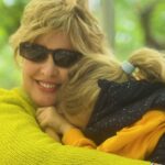 Tania Llasera Instagram - Hoy es san Isidro y fiesta en Madrid. Y me he emocionado pasando por delante del hospital donde nació mi hija. Ella no entendía por qué lloraba, y le he tenido que explicar lo que es emocionarse y que es de felicidad mezclada con nostalgia. Como crece de rápido 💨 mi madrileña, y qué difícil es para mí no poder compartir más sobre ella aquí. Esta foto es de hoy con mi madrileña fav. Feliz #SanIsidro a todos