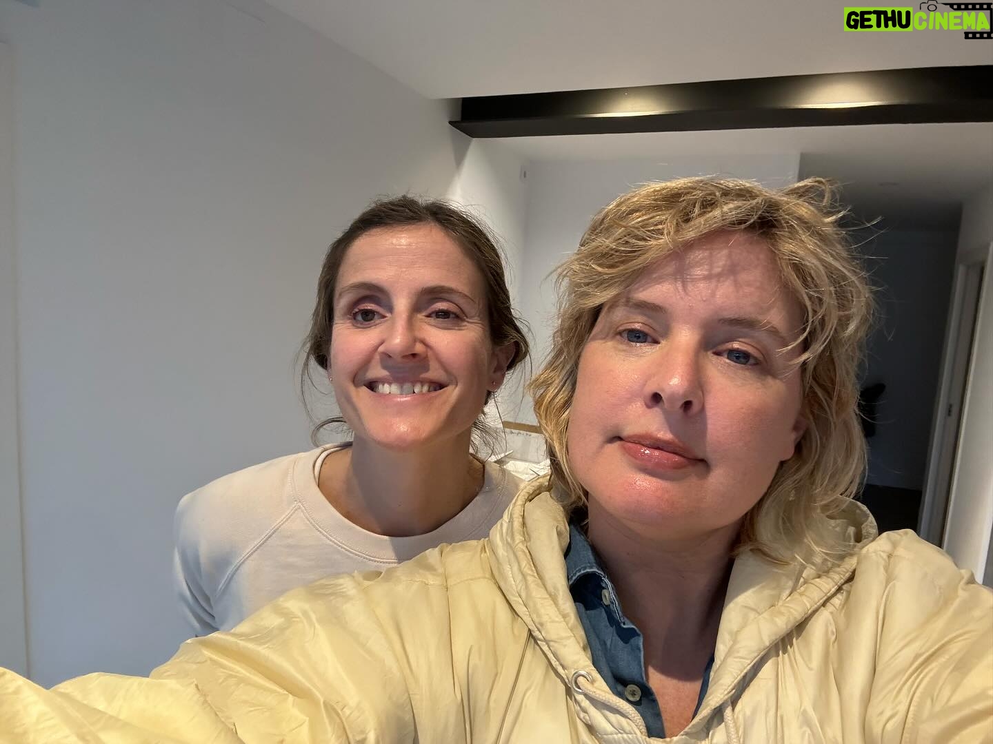 Tania Llasera Instagram - Ayer me dieron el mayor cumplido que jamás me han dado y me han dado muchos. Eres una mujer con la rara habilidad de saber ensalzar a otras mujeres. Wow. Impresionada y contenta de que alguien lo sienta así. Mis amigas son mis casa, cuando me pierdo me encuentro en ellas. La vuelta de semana santa ha estado marcada por la necesidad de nutrir mis relaciones afectivas y estoy llena de gratitud por la variedad de amigas que tengo, incluso por aquí sois también AmIGas. En estas fotos solo hay algunas de mis personas favoritas. Faltan tb algunas que no veo hace rato y me llenan incluso viéndolas poco. Os quiero friends. Gracias amigas. #amigasquesontesoros y se me ha colado mi padre tb jajaja te quiero aita. Xx 💋 #nutrir #gratitud #tribuchachi