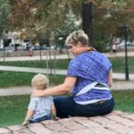 Tania Llasera Instagram – Que fácil es ser madre cuando no lo eres todavía. Y que duro es buscar la maternidad y que no llegue. La maternidad poco tiene de fácil y punto. A mi se me llenaba la boca de teoría y luego, luego vino la práctica y la teoría se fue por la ventana. Desde que soy madre, respeto y admiro el doble a la mía y a todas mis compañeras. Somos tanto, que no cabe en un post y lo sabemos. A todas las madres: todo el trabajo, el amor y la energía que invertimos cada día, no desaparece; se transforma. A más amor, mejores personitas estamos esculpiendo. No solo damos vida, también invertimos en el futuro. Recordémoslo cuando estemos llenas de culpa, sonriamos y disfrutemos de la maternidad si nos dejan: riámonos y bebamos un vino juntas, compartiendo las luces y las sombras que tienen ser mamá hoy en día. Que a veces hacer tribu es de lo poco que nos mantiene cuerdas, de lo poco que facilita ser madre, es no sentirte sola. Feliz día de la madre compañeras, y abuelas. Happy mothers day y’all 💙 #DiadelaMadre