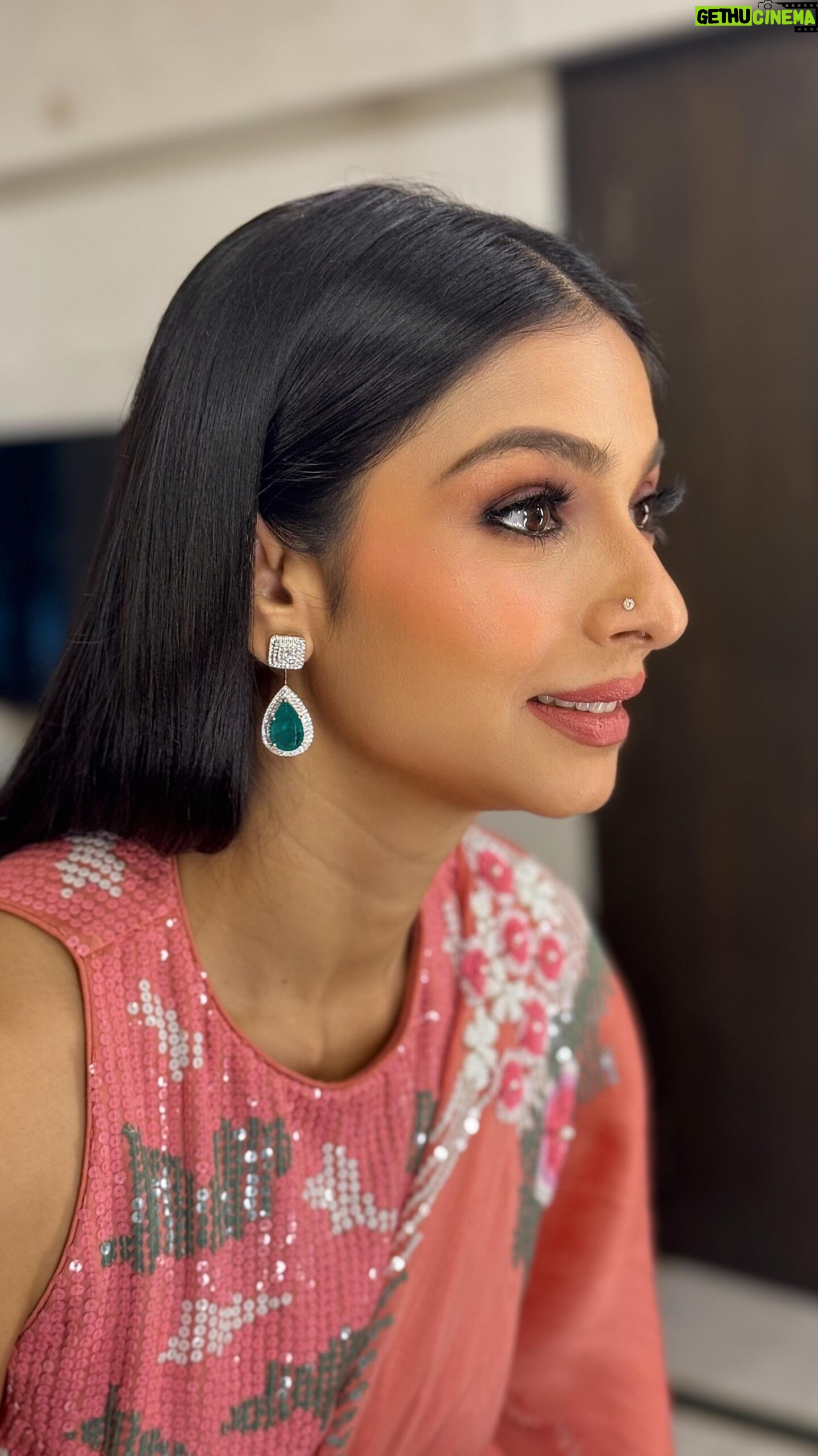 Tanishaa Mukerji Instagram - Hues of Peach….. In frame @tanishaamukerji Agency @tapnrise Makeup @manudheeraj_makeupartist Hair @parvatisingh77 #celebrity #makeupartist #manudheerajmakeupartist #bollywood #press #media #makeup #mumbai #film #movie #trend #trendingreels #reels #reelitfeelit #beauty #explorepage #weddinginspiration #peach #softmakeup #glammakeup #nofilter #candid #viral #outfit #diamond #hair #hairstylist #actor