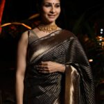 Tanishaa Mukerji Instagram – The stunning @tanishaamukerji looks elegant in a black and gold saree 💫

Stylist – @parikshaat 
Saree – @designsbymitanghosh 
Jewelley – @gehnajewellers1 
Photographer- @mr_cam_era 

#TanishaMukerji #StyleFile #IndianWear #Saree #BlackAndGold #Fashionista #BollywoodBeauty