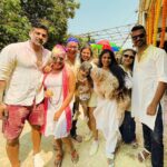 Tanishaa Mukerji Instagram - Scenes from a wholly wholehearted Holi 🧡💜🩷🩵💙💚 Big hugs @tanishaamukerji the warmest, funnest, liveliest, sweet-like-Jalebi host every time 😘😘😘 Tanuja Aunty, love you to the moon n back! . (Holi, Mumbai, dance, colours, party, Jalebi) #holi #colours #friendswhoarefamily #happyholi