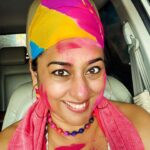 Tanishaa Mukerji Instagram - Scenes from a wholly wholehearted Holi 🧡💜🩷🩵💙💚 Big hugs @tanishaamukerji the warmest, funnest, liveliest, sweet-like-Jalebi host every time 😘😘😘 Tanuja Aunty, love you to the moon n back! . (Holi, Mumbai, dance, colours, party, Jalebi) #holi #colours #friendswhoarefamily #happyholi