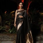 Tanishaa Mukerji Instagram – The stunning @tanishaamukerji looks elegant in a black and gold saree 💫

Stylist – @parikshaat 
Saree – @designsbymitanghosh 
Jewelley – @gehnajewellers1 
Photographer- @mr_cam_era 

#TanishaMukerji #StyleFile #IndianWear #Saree #BlackAndGold #Fashionista #BollywoodBeauty