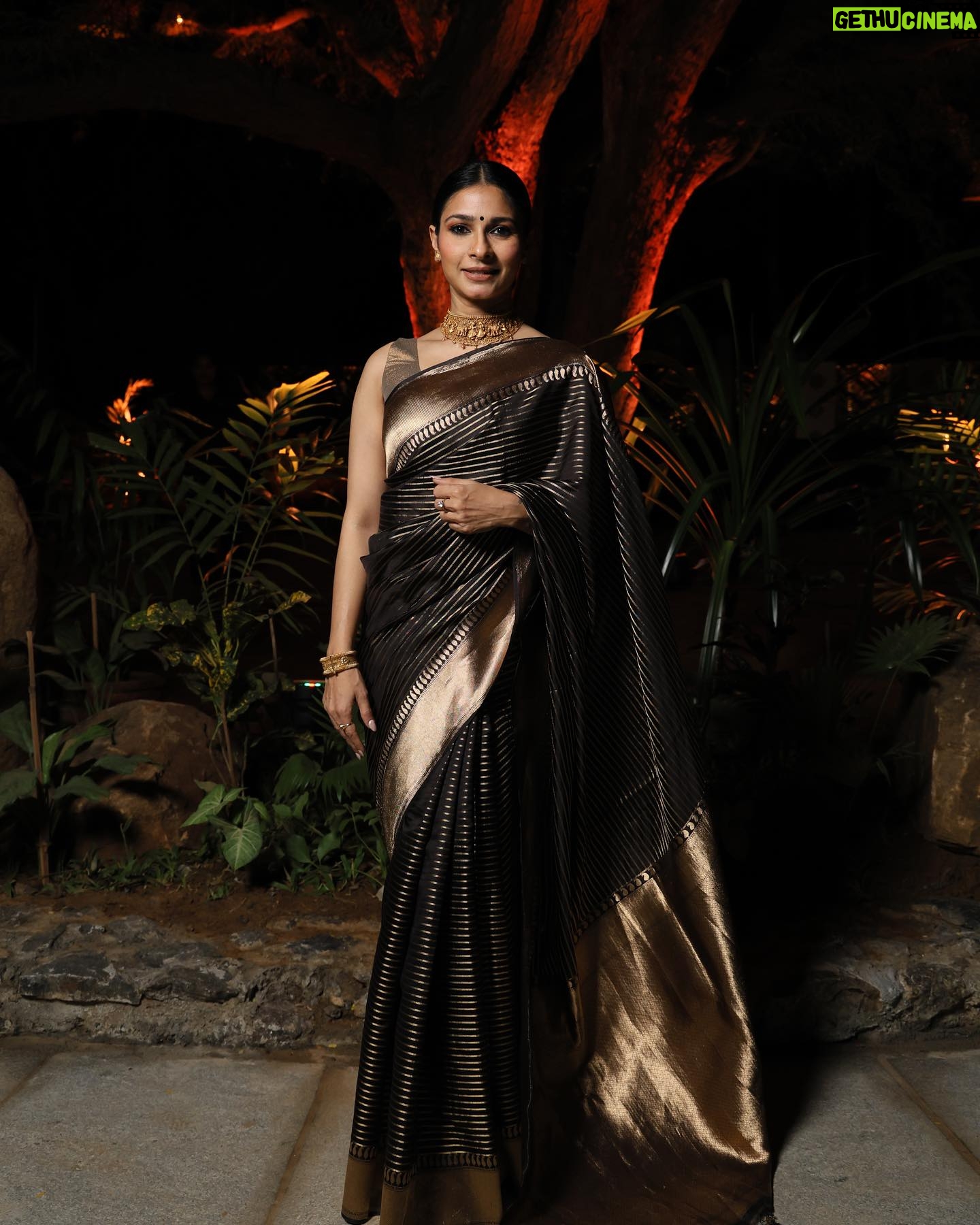 Tanishaa Mukerji Instagram - The stunning @tanishaamukerji looks elegant in a black and gold saree 💫 Stylist - @parikshaat Saree - @designsbymitanghosh Jewelley - @gehnajewellers1 Photographer- @mr_cam_era #TanishaMukerji #StyleFile #IndianWear #Saree #BlackAndGold #Fashionista #BollywoodBeauty