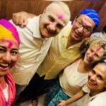 Tanishaa Mukerji Instagram - Scenes from a wholly wholehearted Holi 🧡💜🩷🩵💙💚 Big hugs @tanishaamukerji the warmest, funnest, liveliest, sweet-like-Jalebi host every time 😘😘😘 Tanuja Aunty, love you to the moon n back! . (Holi, Mumbai, dance, colours, party, Jalebi) #holi #colours #friendswhoarefamily #happyholi
