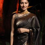 Tanishaa Mukerji Instagram – The stunning @tanishaamukerji looks elegant in a black and gold saree 💫

Stylist – @parikshaat 
Saree – @designsbymitanghosh 
Jewelley – @gehnajewellers1 
Photographer- @mr_cam_era 

#TanishaMukerji #StyleFile #IndianWear #Saree #BlackAndGold #Fashionista #BollywoodBeauty