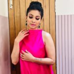 Tanishaa Mukerji Instagram – Oye Hoye! She’s sooo high above me she’s so lovely she’s so Pink she’s me ! ☺️😉💗

Dress @jamesferreiralabel 
#makeup @digambar103