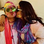 Tanishaa Mukerji Instagram - Scenes from a wholly wholehearted Holi 🧡💜🩷🩵💙💚 Big hugs @tanishaamukerji the warmest, funnest, liveliest, sweet-like-Jalebi host every time 😘😘😘 Tanuja Aunty, love you to the moon n back! . (Holi, Mumbai, dance, colours, party, Jalebi) #holi #colours #friendswhoarefamily #happyholi