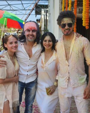 Tanishaa Mukerji Instagram - Holi ka त्योहार 🌈🌈🌈
Thank you @tanishaamukerji for having us, really had a great time.
#holifestival #birthdaycelebrations
