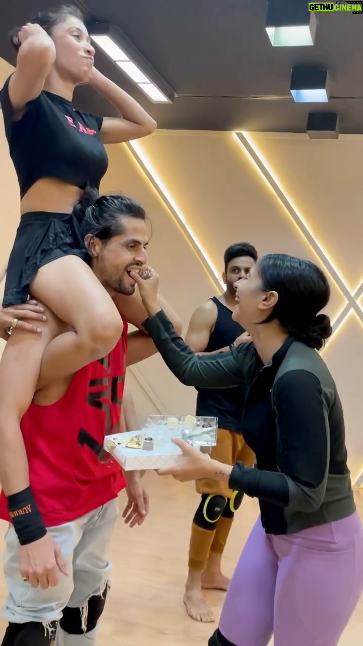 Tanishaa Mukerji Instagram - Some sweet energy pills in between all the lifts, the moves and the lut-put! 🤪🍫 @sreeramchandra5 @mr.tarunraj @filmybhakti @aryan_patra11 @karsonali @jitu567go #TanishaaMukerji #tanishaainjhalak