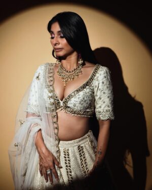 Tanishaa Mukerji Instagram - A perfect combination of sun and moonlight @tanishaamukerji 💫

Stylist - @parikshaat 
Outfit - @bindaniofficial 
Jewelry - @gehnajewellers1 
Photographer - @wadhwaniyaash 

#tanishamukherjee #styledbyparikshaat #indianwear #fashionshoot #mumbai #instalove #2024