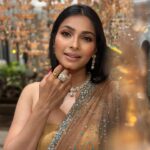 Tanishaa Mukerji Instagram – I always say that when the lens looks at the subject with love …that’s what makes the subject beautiful. @makeupbyrishabk ❤️ it is the eye of the photographer! 

Styling @parikshaat 
Saree @manishmalhotra05 
Jewellery @gehnajewellers1