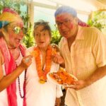 Tanishaa Mukerji Instagram - Scenes from a wholly wholehearted Holi 🧡💜🩷🩵💙💚 Big hugs @tanishaamukerji the warmest, funnest, liveliest, sweet-like-Jalebi host every time 😘😘😘 Tanuja Aunty, love you to the moon n back! . (Holi, Mumbai, dance, colours, party, Jalebi) #holi #colours #friendswhoarefamily #happyholi