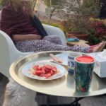 Tanishaa Mukerji Instagram - The quickest yummiest snack for an Evening in lonavala with mom! #strawberries n #camembert with a drizzle of honey! Heaven ! 🍓🍯 #tanuja #momslove #snacks #chaitime