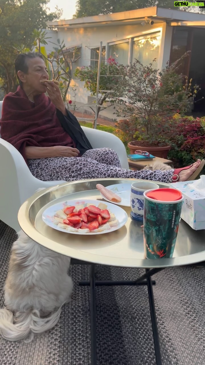 Tanishaa Mukerji Instagram - The quickest yummiest snack for an Evening in lonavala with mom! #strawberries n #camembert with a drizzle of honey! Heaven ! 🍓🍯 #tanuja #momslove #snacks #chaitime