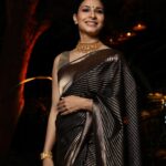 Tanishaa Mukerji Instagram – The stunning @tanishaamukerji looks elegant in a black and gold saree 💫

Stylist – @parikshaat 
Saree – @designsbymitanghosh 
Jewelley – @gehnajewellers1 
Photographer- @mr_cam_era 

#TanishaMukerji #StyleFile #IndianWear #Saree #BlackAndGold #Fashionista #BollywoodBeauty