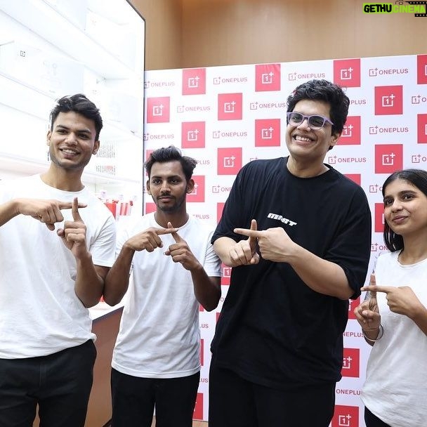 Tanmay Bhat Instagram - Max maza at the OnePlus Experience Store, Phoenix Palladium Mumbai! Bot army 🤝 One Plus community = good times! #NeverSettle @oneplus_india