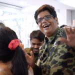 Tanmay Bhat Instagram - I showed up to CRED Member Natasha’s office with a band and a brand new iPhone. If you want me to do this at your office, say aye in the comments! #Cred #BlackFridaySale #sp