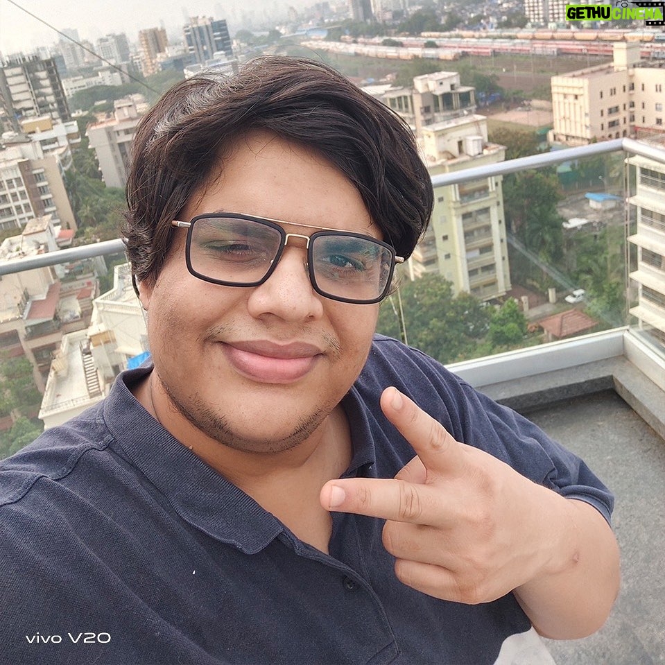 Tanmay Bhat Instagram - Also, Sunshine and Chat ❤ Life is truly a #DelightEveryMoment with the #vivoV20 and it’s 44MP Eye Autofocus Selfie. Add fun to your life and get your #vivoV20 now! @vivo_india