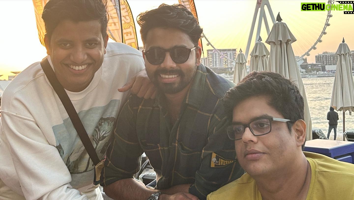 Tanmay Bhat Instagram - Baller time at the @ilt20official with this gang. Shoutout to @sportsbuzz.11 @tgbtroop for bringing the og gang down ✌️✌️Vlog incoming.