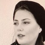 Tannaz Tabatabaei Instagram - . . همه چیز به سرعت در گذر است،زیرا همه چیز از نیستی آینده به ایمنی گذشته می گریزد، همه چیز خود را باشتاب از خلأ آینده به وجود گذشته میرساند به همین دلیل در روزنه و گذرگاه تنگ « حال» تراکم وجود دارد ، همانگونه که یک حادثه به گذشته می لغزد،یکی از مخلوقات و اعمال ما اجازه عبور به ابدیت را از ما دریافت می کنند زمان حال مرز بین واقعیت قدیم و آینده واقع نشده است، به این ترتیب، زمان« حال »مرز ابدیت است . تا در زمان حال و تا لحظه ای که ما به چیزی اجازه ورود به ابدیت را بدهیم . مرز ابدیت تا به دان جاست که در هر لحظه از زندگیمان تصمیم بگیریم چه چیزی ابدی شود و چه چیزی نشود، اکنون می توانیم در یابیم که عبارت«زمان را از دست ندهید» این است که با ارسال ذخیره سالم زمان و اعمال نیک به گذشته وقت را از دست ندهیم ، و آگاه و هوشیار(دقت در مدیریت هیجانات و احساسات، و اعمالی که نتیجه افکار و احساسات است) در «لحظه »باشیم اینکه چطور زمان و اعمال را در ذخیره حافظه ابدی ، و ابدیت ،قرار می دهیم . حال اهمیت زمان حال و معنی توشه اعمال مشخص میشود، چه کاشته ایم و چه ثمره ای برداشت خواهیم کرد... . «کتاب فریاد های ناشنیده برای معنی» «نوشته دکتر ویکتور فرانکل» «انتشارات فراروان» #دکتر_فرانکل #انتشارات_فراروان ‏#tanaztabatabaei #طناز طباطبایی