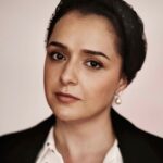 Tannaz Tabatabaei Instagram - حنا دیشب خود را در آغوش یلدا غلتاند و خود را در لابلای دستهای یلدا جا کرد.کمی بعد با نگاهی معصومانه به یلدا گفت خاله مامانم ترانه ای به من آموخت، ترانه ای زیبا و پر از امید، بخوانم؟ یلدا و آذر ، مهتاب، زهره،ناهید، آسمان و ستاره و شهاب و خواهران و برادران دیگرش همه جمع بودند ، سوسن و کوکب و بنفشه ها هم سر از خاک بر دمیدمند و گفتند بخوان دختر زیبا بخوان، و او ترانه ای خواند به زیبایی ایران و فرزندانش ، ستاره ها و گل هایش، ایران خانوم بالای مجلس نشسته بود و سفره ای برای فرزندانش پهن کرده بود ، حنا شعرش را خواند و ایران خانوم پیشانیش را بوسید و یلدا اورا تنگ در آغوش گرفت؛ طولانی و پر امید و سر آخر در گوشش زمزمه کرد : حنا جانم هر روز ترانه بخوان و بدان ، پایان شب سیه سپید است. . . برای ایران خانوم و دختران و پسران دلیرش ایران سرزمین الهه ها و پارسایان وتمام اسم هایی که در یلدا کنارما نبودند ، و آنهاییکه ستاره شدند و با کیان در فلک رقصیدند و آنهاییکه با حنا برای ما ترانه خواندند. #زن_زندگی_آزادی #ترانه_علیدوستی_را_آزاد_کنید #آزادی_همه_زندانیان #نه_به_اعدام #یلدا