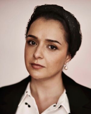 Tannaz Tabatabaei Instagram - حنا دیشب خود را در آغوش یلدا غلتاند و خود را در لابلای دستهای یلدا جا کرد.کمی بعد با نگاهی معصومانه به یلدا  گفت خاله مامانم ترانه ای به من آموخت، ترانه ای زیبا و پر از امید، بخوانم؟
یلدا و آذر ، مهتاب، زهره،ناهید، آسمان و ستاره و شهاب 
و خواهران و برادران دیگرش همه جمع بودند ، سوسن و کوکب و بنفشه ها هم سر از خاک بر دمیدمند و گفتند بخوان دختر زیبا بخوان، و او ترانه ای خواند به زیبایی ایران و فرزندانش ، ستاره ها و گل هایش، ایران خانوم بالای مجلس نشسته بود و سفره ای برای فرزندانش پهن کرده بود ، حنا شعرش را خواند و ایران خانوم پیشانیش را بوسید و یلدا اورا تنگ در آغوش گرفت؛
طولانی و پر امید و سر آخر در گوشش زمزمه کرد :
حنا جانم هر روز ترانه بخوان و بدان ، پایان شب سیه سپید است.
.
.
برای ایران خانوم و دختران و پسران دلیرش
ایران سرزمین الهه ها و پارسایان
وتمام اسم هایی که در یلدا کنارما نبودند ، و آنهاییکه ستاره شدند و با کیان در فلک رقصیدند و آنهاییکه با حنا برای ما ترانه خواندند.
#زن_زندگی_آزادی 
#ترانه_علیدوستی_را_آزاد_کنید
#آزادی_همه_زندانیان 
#نه_به_اعدام
#یلدا