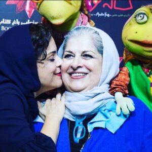 Tannaz Tabatabaei Instagram - .
خانوم طائر پور نازنين🖤
.
خانوم طائر پور مقتدر ، با هوش ، با صلابت
بارها و بارها علاقه خودم رو بهتون ابراز کرده بودم و شما با لبخند شیرینی که به عمق جان می نشست تشکر می کردین و از عمق احساسم به خودتون خبر داشتین، ای وای 
شما چشم و چراغ اهالی سینما،و خانه سینما بودین 
همواره پابه پای تک تک اهالی سینما و در حمایت از اونها همه توان و قدرتتون رو به کار می گرفتید
.
نبودنتون رو باور نمی کنم، اصلا چطور باور کنم
.
لعنت به کرونا که شما رو از ما گرفت ، لعنت بر باعث بانی طولانی شدن این ویروس منحوس
مادری مهربان ، زنی مقتدر ، و سینما گری درخشان بودید،جاتون در قلب و جان ماست
.
روحتون شاد 
یادتون گرامی
تسلیت به غزل عزیزم @ghazal.shakeri.official امیدوارم خداوند بهت صبر بده عزیز دلم 😓🖤🙏
.
تسلیت می گم به جناب شاهسواری
غزل شاکری عزیز و نازنین
و همه اهالی سینما و سینما گران
@iranian_cinema_house_official 
@irproducersguild 
#خانه_سینما 
#كرونا
#تسلیت