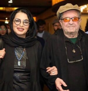 Tannaz Tabatabaei Instagram - شاهرگ سینمای ایران را بریدند
حیرانم و ویرانم و توان حرف ندارم
نه من تسلیت نمی گویم 
نه 
این مرگ نیست، این بریدن شاهرگ همه ما سینماگران و مردم و هنر دوستان و اهل هنر و فرهنگ و سینما و کتاب و فلسفه است ، 
داریوش مهرجویی ریشه روشنفکری سینمای ایران بود ، این مرگ نیست ، این فقط قتل هم نیست
این اصلا قابل درک نیست، این ته جهنمه تهش
فراتره خیلی فراتر…
این یک فاجعه ملیست، 
…
بمیرم برای مظلومیت و معصومیتتون که چه کشیدید، بمیررم برای مونا، میلرزم ، از تن یخ زده و
روی  ماتم زده ام می ترسم…
💔💔💔🖤🖤🖤
#داریوش_مهرجویی 
#وحیده_محمدی_فر