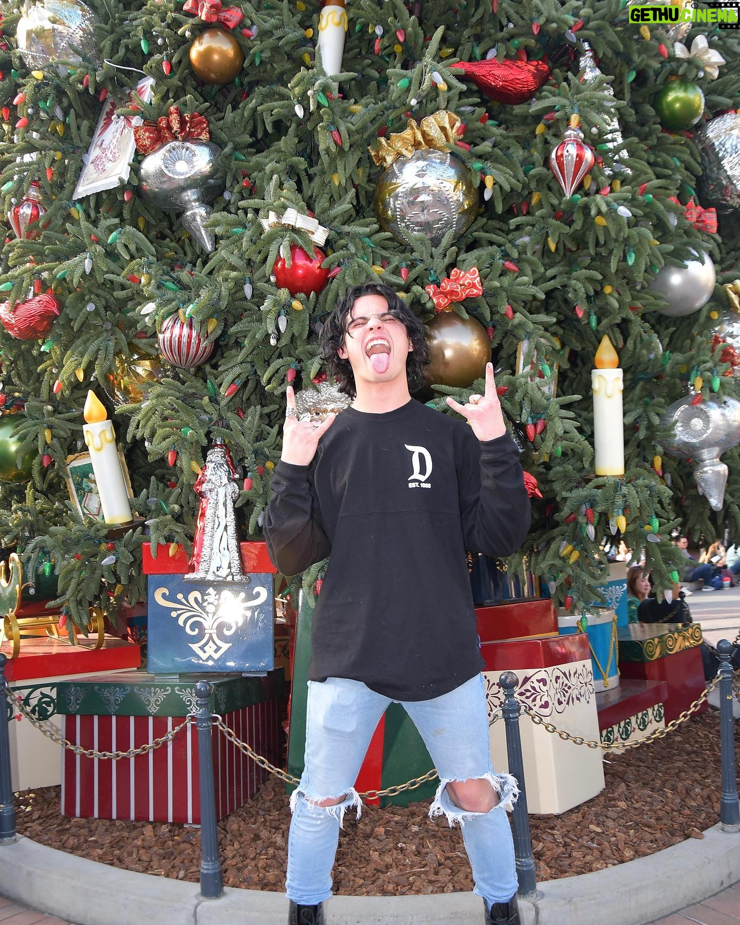 Tanner Buchanan - 1 Million Likes - Rockin out during the holidays @disneyland
Thank you @disneyland for showing me the magic of @disneyparks and that it can indeed snow in sunny Southern California.
#DisneylandHolidays
#DisneylandChristmas