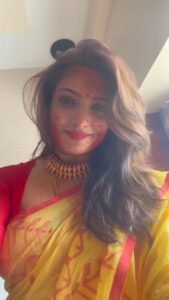 Tanushree Chakraborty Instagram - Festival of colour, happiness, love and affection… well I am in love with my Hair 😂🥰 happy holi everyone.. 🥰