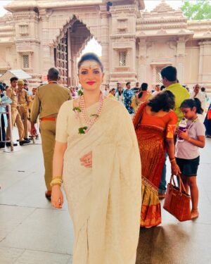 Tanushree Chakraborty Instagram - Lost in the serenity of Kashi Vishwanath 🙏

#divinejourney #KashiVishwanath #Varanasi #HarHarMahadev #Jyotirlinga