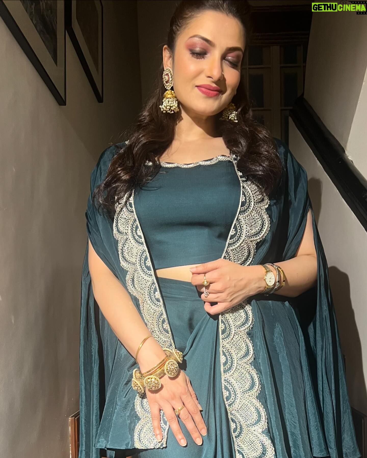 Tanushree Chakraborty Instagram - Festive seasonā¦ š„° . Designer @devikachuriwal Hair @hairbymousami