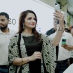 Tanushree Chakraborty Instagram - Infuse your portraits with brilliance using the studio-style aura light on the vivo V30 Series. Choose from Andaman Blue, Classic Black, or the exclusive Peacock Green (for vivo V30 only) to create captivating #PROtraits. 💡🎨 Don't wait any longer – seize the moment and visit your nearest store today to make your purchase! #vivo #vivowb #vivoV30Series