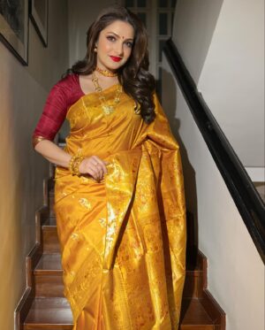 Tanushree Chakraborty Instagram - ❤️❤️..

Hair @hairbymousami 
Styling @rudra_saha_official 
@ummairafashions 
@mayukh_jewellery