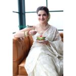 Tanushree Chakraborty Instagram - Here's the gorgeous Tnusree Chakraborty, giving you style inspiration on how to get ready for Poila Boishakh. Pic: @tathagataghosh Makeup: Babusona Saha Hair: Priya Das Styling: Raj Banerjee Location: @bonnefemmeofficial #poilaboishak #tnusreec #exclusiveshoot #kolkata #noboborsho