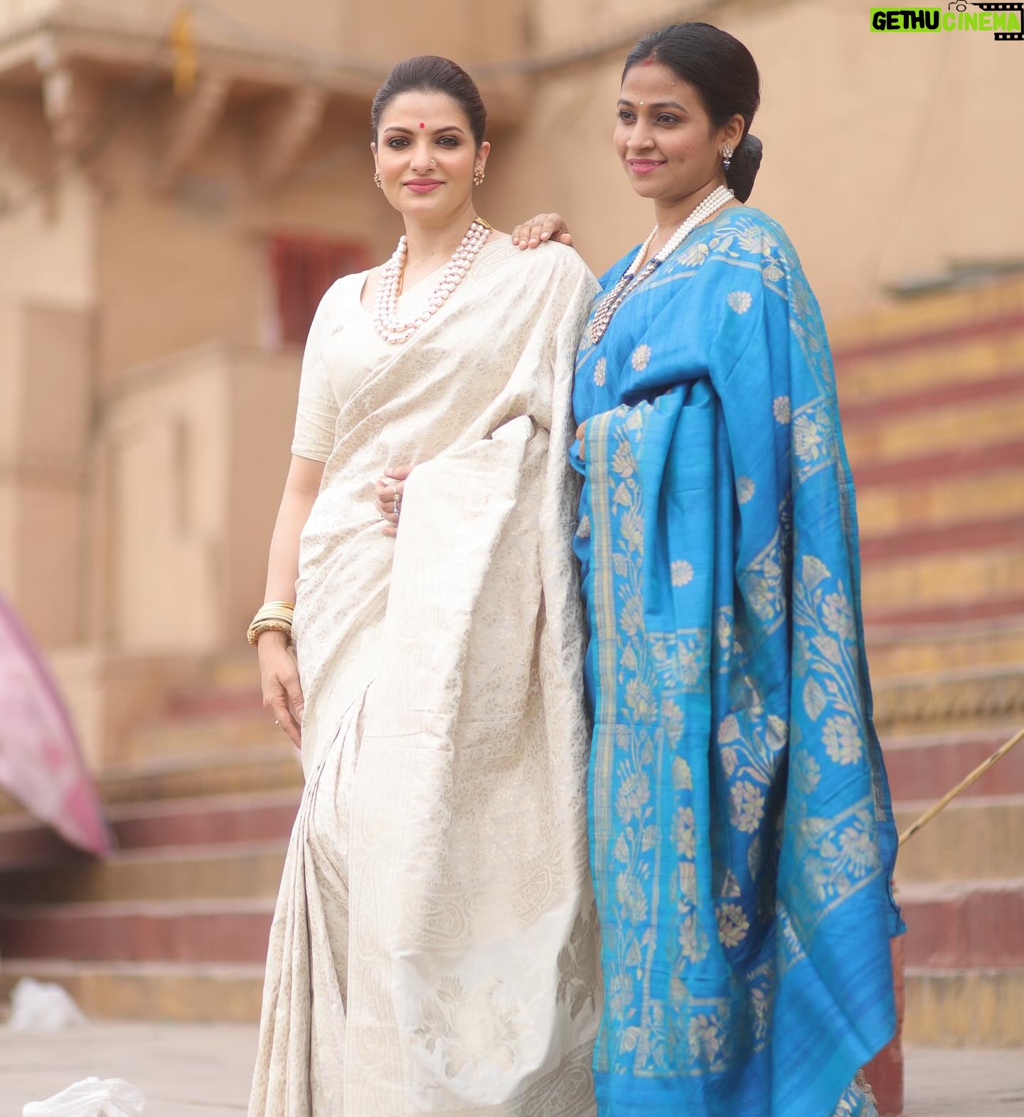 Tanushree Chakraborty Instagram - Wrapped in tradition, draped in elegance: Celebrating the timeless charm of Benaras and our cultural connection. @subhasreechakraborty #BenarasBeauty #SareeLove #benaras #kashi #india #varanasighats #photography #travel #instagood #dasaswamedhghat #incredibleindia #banarasisaree