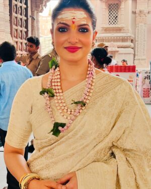Tanushree Chakraborty Instagram - Lost in the serenity of Kashi Vishwanath 🙏

#divinejourney #KashiVishwanath #Varanasi #HarHarMahadev #Jyotirlinga
