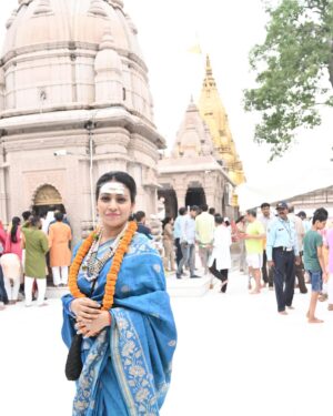 Tanushree Chakraborty Instagram - Lost in the serenity of Kashi Vishwanath 🙏

#divinejourney #KashiVishwanath #Varanasi #HarHarMahadev #Jyotirlinga